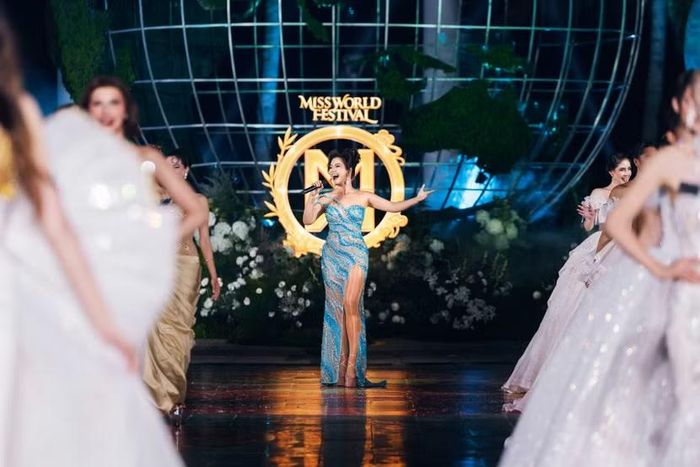 Phương Vy đảm nhận tiết mục cuối với yêu cầu khác biệt. Nữ ca sĩ không chỉ trình bày một ca khúc mà còn dẫn dắt thời điểm 111 thí sinh cùng trở lại sân khấu.