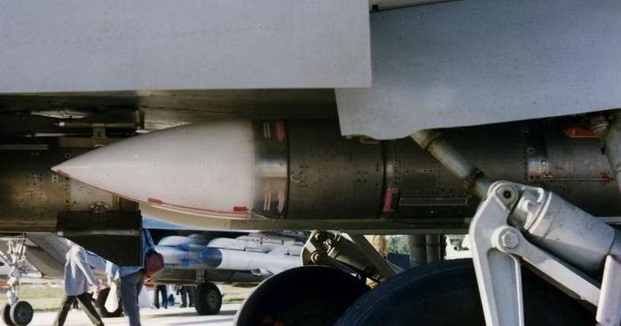R-37M có chiều dài 4,06 mét, đường kính 38 cm và khối lượng 510 kg. Tên lửa sử dụng động cơ rocket nhiên liệu rắn 2 xung, đạt tốc độ tối đa Mach 6.