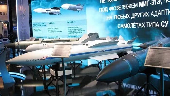 Điểm đáng chú ý của R-37M nằm ở khả năng tấn công mục tiêu ngoài tầm nhìn. Sau khi được phóng, tên lửa sử dụng hệ thống dẫn đường quán tính để tiếp cận khu vực mục tiêu.
