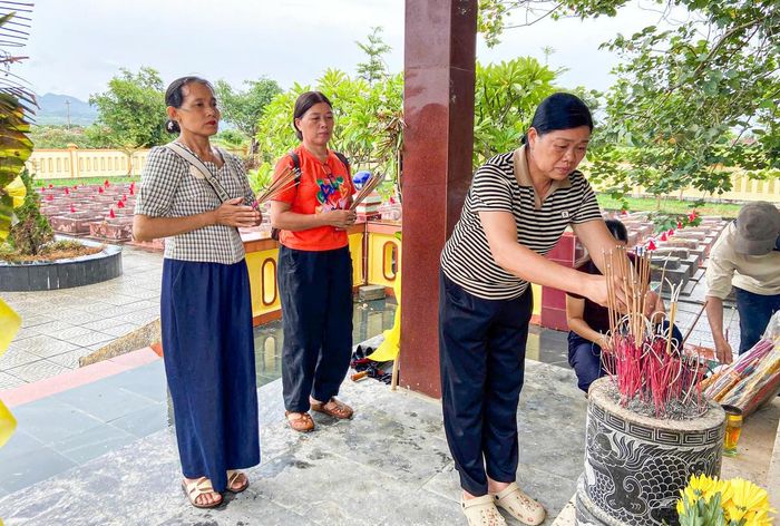 Hai chị em bà Hoàng Thị Nhớ tiếp tục tìm đến Nghĩa trang liệt sĩ Hiền Ninh. Ảnh: CK