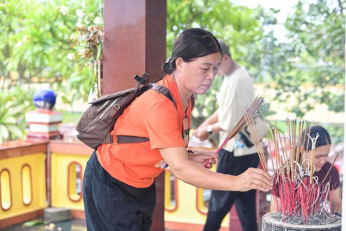 Chỉ cần còn một manh mối, dù nhỏ, chị em bà Nhớ vẫn sẽ tiếp tục đi tìm người cha mà cả cuộc đời mình chỉ được biết qua những câu chuyện và kỷ vật còn lại. Ảnh: CK