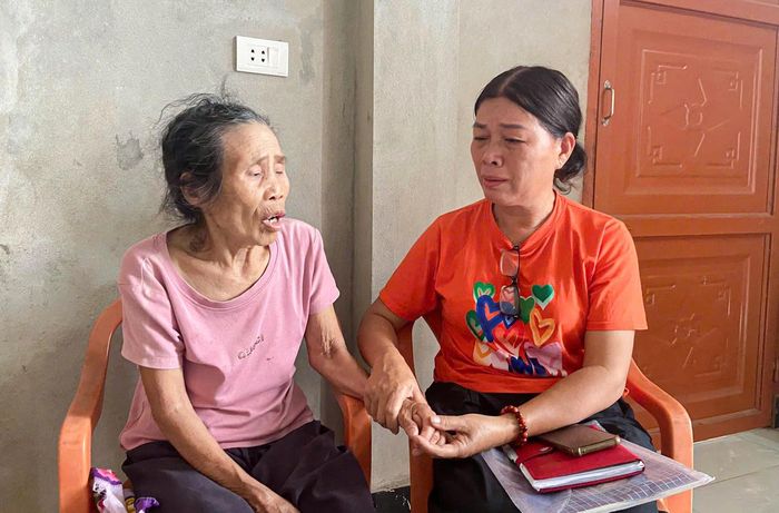 Bà Nguyễn Thị Riu kể lại về người tên Địch từng đến làng sinh sống và làm nhiệm vụ. Ảnh: CK