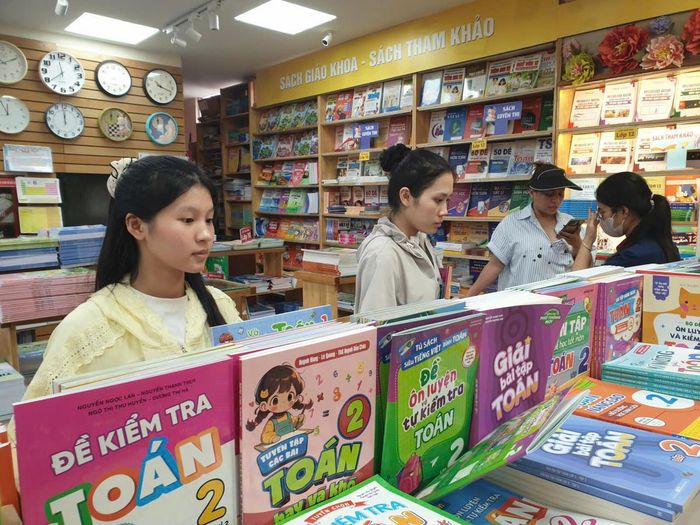 Miễn phí sách giáo khoa là một trong những chính sách hướng tới giảm chi phí học tập, đồng thời bảo đảm điều kiện tiếp cận giáo dục công bằng hơn giữa học sinh ở các vùng miền. Ảnh: Xuân Ngọc.