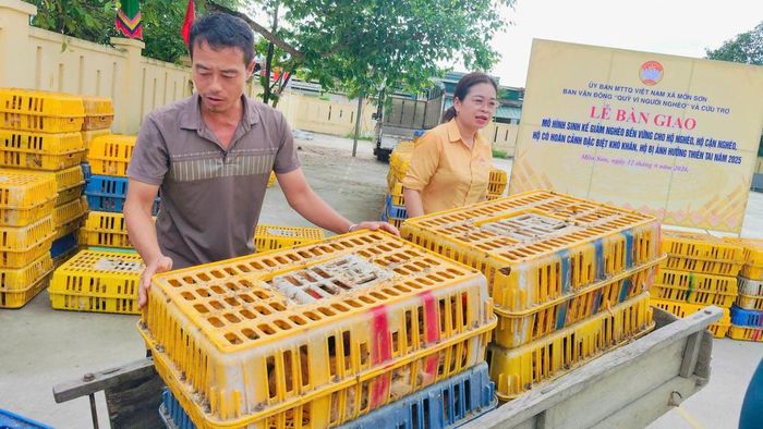 Ủy ban MTTQ Việt Nam xã Giai Lạc (tỉnh Nghệ An) trao mô hình nuôi gà và thức ăn chăn nuôi cho 70 hộ nghèo, cận nghèo trên địa bàn. Ảnh: Đ.B.