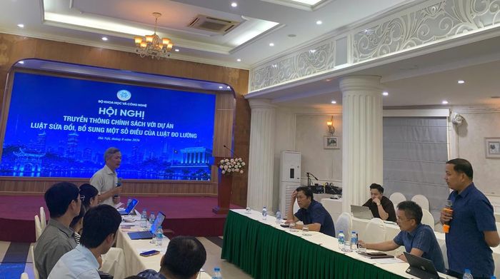 Các đại biểu trao đổi tại hội nghị.