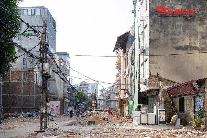 Do đó, từ cuối tháng 6/2026, UBND phường Cầu Giấy (TP Hà Nội) triển khai giải phóng mặt bằng để thực hiện dự án cải tạo, mở rộng tuyến ngõ. Sau hơn một tháng, diện mạo khu vực đã có nhiều thay đổi.