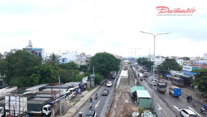 Dự án là nơi có mật độ phương tiện đi lại rất cao khiến việc thi công vừa phải đảm bảo an toàn giao thông. Ảnh: Đ.Xá.