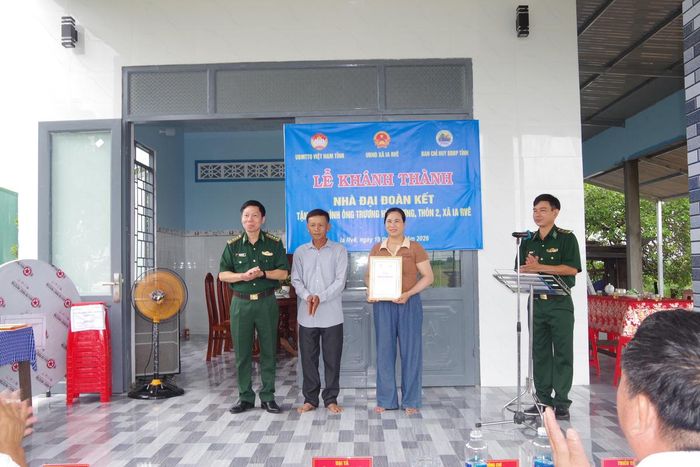 Đại tá Đỗ Quang Thấm, Phó Chính ủy Bộ Chỉ huy Quân sự tỉnh kiêm Chính ủy Ban Chỉ huy Bộ đội Biên phòng tỉnh tặng quà gia đình ông Trương Hữu Lương. Ảnh: Dân Quân.