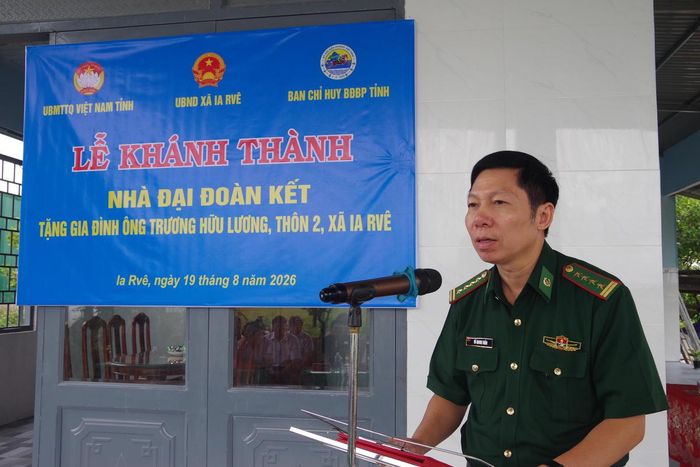 Đại tá Đỗ Quang Thấm, Phó Chính ủy Bộ Chỉ huy Quân sự tỉnh, kiêm Chính ủy Ban Chỉ huy Bộ đội Biên phòng tỉnh Đắk Lắk phát biểu. Ảnh: Dân Quân.