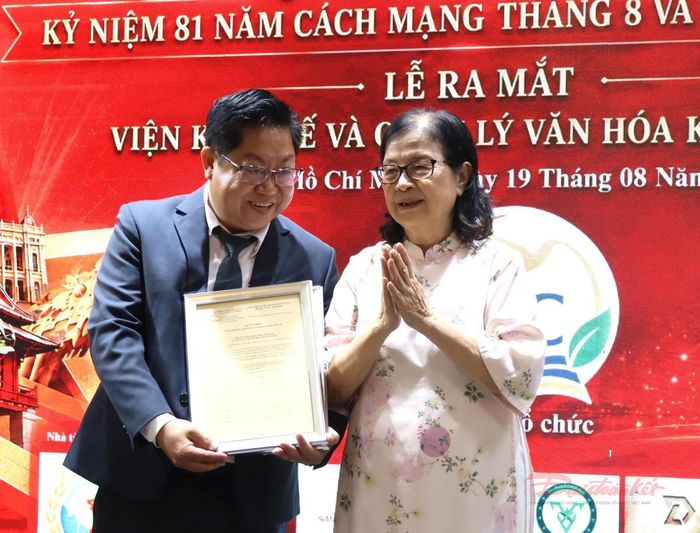 TS Trương Thị Minh Sâm, Chủ tịch Hội Khoa học Kinh tế và Quản lý TPHCM trao quyết định thành lập Viện Kinh tế và Quản lý Văn hóa kiến trúc. Ảnh: T.Luân.
