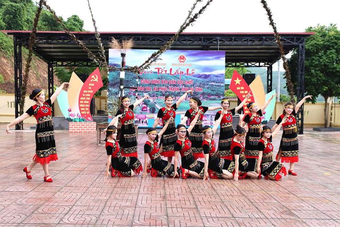 Tiết mục văn nghệ đậm đà bản sắc văn hoá của đồng bào dân tộc Chứt ở Rào Tre. Ảnh: QT.