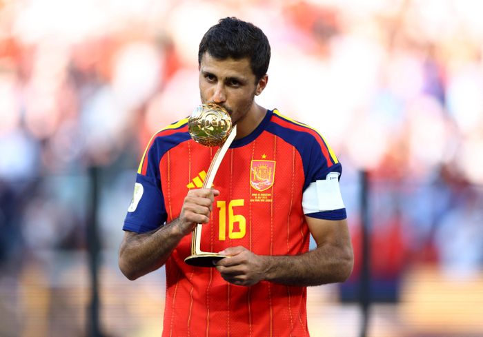  Rodri tiếp tục khoác áo số 16 tại sân Camp Nou. 
