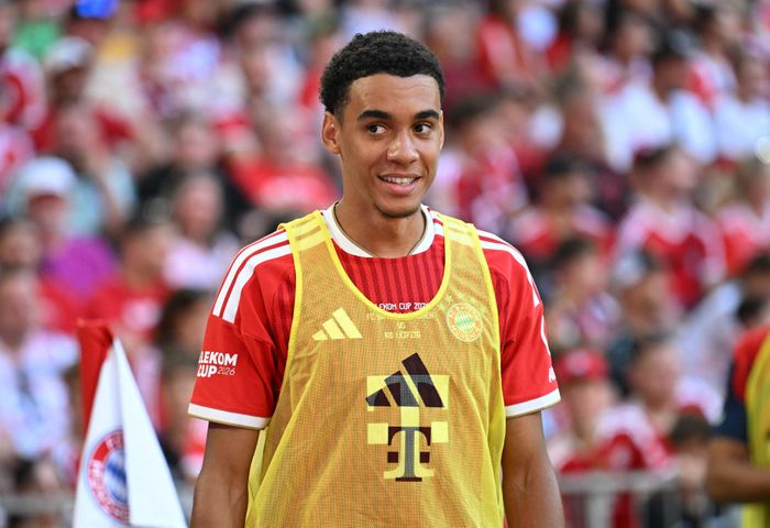 Jamal Musiala đổ gục trên sân chỉ ít phút sau khi vào thay người ở trận gặp Heidenheim.