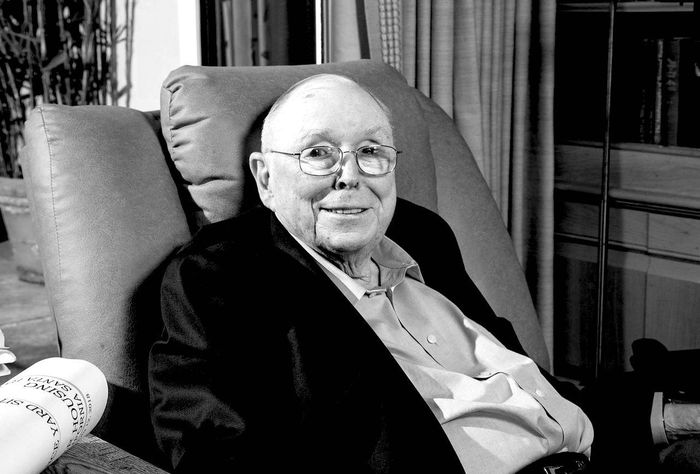 Charlie Munger - "cánh tay phải" của Warren Buffett. Ảnh: Radical Reads.