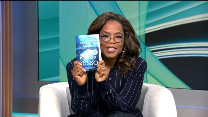 Winfrey sở hữu cả một CLB về sách. Ảnh: CBS News.