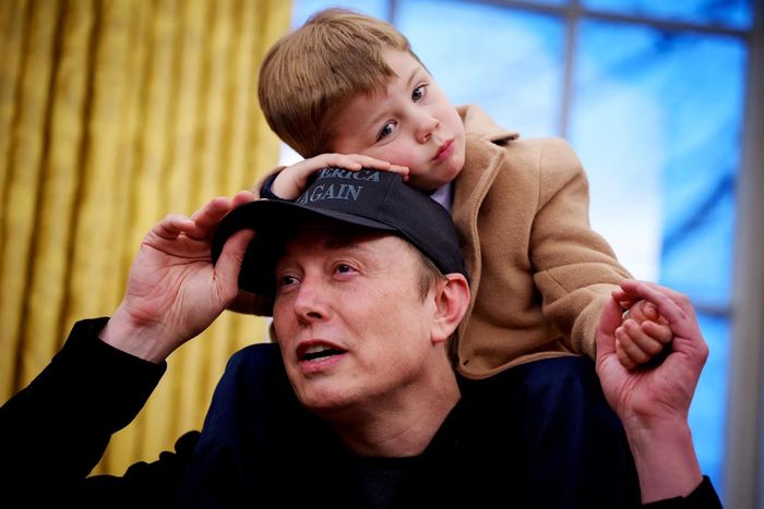 Elon Musks từng đọc hết 2 cuốn sách chỉ trong một ngày. Ảnh: Vanity Fair.