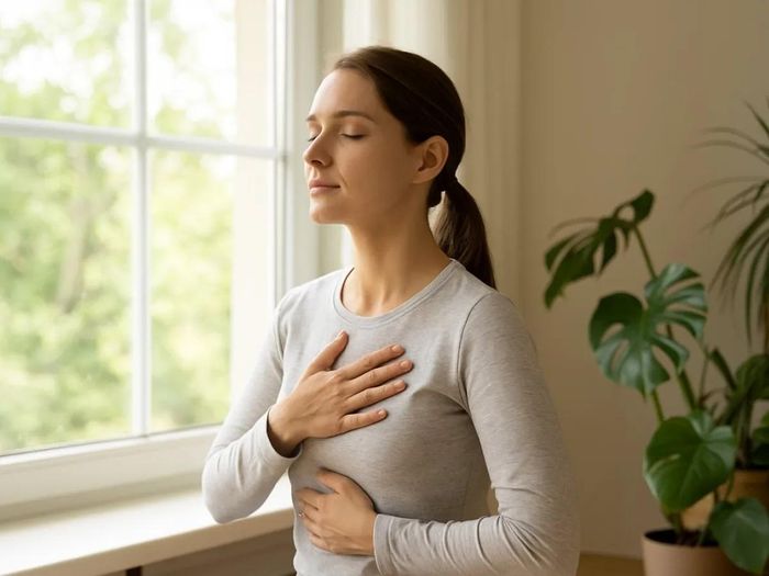 Việc điều hòa nhịp thở với thời gian thở ra dài hơn hít vào sẽ giúp làm chậm nhịp tim, kích hoạt hệ thần kinh thư giãn và giảm cường độ cảm xúc. Ảnh: Pixabay.