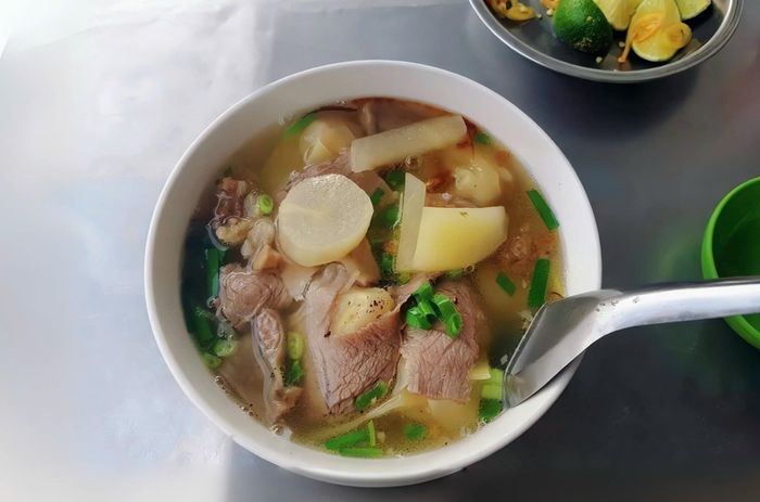  Tô hủ tiếu có giá 20.000 đồng tại quán của chị Hồng. 