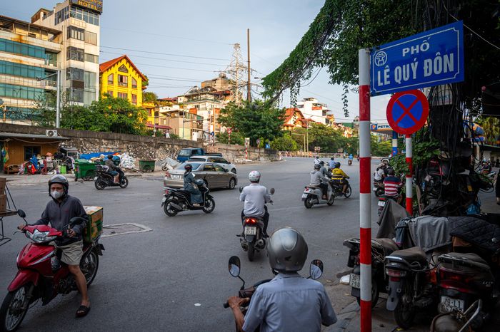  Đường Nguyễn Huy Tự điều chỉnh tổ chức giao thông cho các phương tiện trên đường Nguyễn Huy Tự đi đường Trần Khánh Dư theo hướng từ Tăng Bạt Hổ, Yec Xanh - Nguyễn Huy Tự - Trần Khánh Dư hoặc từ cửa khẩu Vân Đồn, Lương Yên - Lê Quý Đôn - Nguyễn Cao - Nguyễn Huy Tự - Trần Khánh Dư, cấm phương tiện chiều ngược lại. Đường Lê Quý Đôn điều chỉnh tổ chức giao thông cho các phương tiện trên đường Lê Quý Đôn đi đường Trần Thánh Tông theo hướng từ ngã ba Lê Quý Đôn, Trần Khánh Dư - Lê Quý Đôn - Trần Thánh Tông, cấm phương tiện chiều ngược lại.