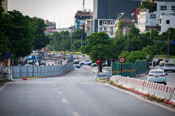  Ghi nhận chiều 17/8, đường đê Nguyễn Khoái được chắn rào phục vụ thi công Dự án thành phần 3 xây dựng cầu Trần Hưng Đạo. 