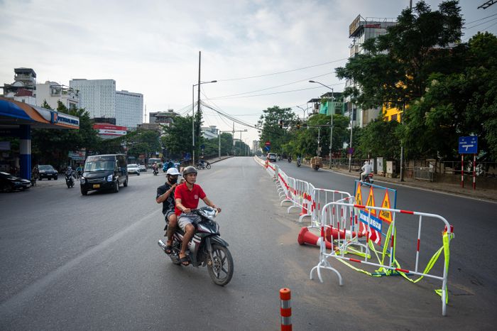  Đối với đường đê Nguyễn Khoái, các phương tiện đi cầu Vĩnh Tuy được tổ chức theo hướng xuống đường Trần Khánh Dư tại khu vực Nhà hát Quân đội, qua cây xăng Lương Yên rồi trở lại đường đê Nguyễn Khoái để đi cầu Vĩnh Tuy. 