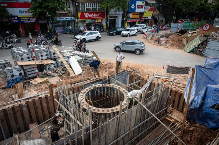  Cầu Trần Hưng Đạo được đầu tư theo phương thức đối tác công tư, tổng mức đầu tư 16.226 tỷ đồng. Dự án nhằm kết nối khu vực trung tâm Hà Nội với phía Đông thành phố, đồng thời hoàn thiện mạng lưới giao thông theo quy hoạch và giảm tải cho các cầu hiện hữu qua sông Hồng như Long Biên, Chương Dương, Vĩnh Tuy, Thanh Trì. 