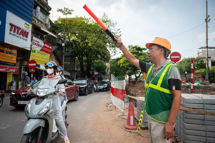  Tại các tuyến đường điều chỉnh tổ chức giao thông nêu trên, lực lượng chức năng và đơn vị liên quan sẽ bổ sung biển báo, chỉ dẫn công trường từ xa và tại chỗ, giúp phương tiện lưu thông qua khu vực dự án thuận lợi. Lực lượng hướng dẫn giao thông được bố trí thường trực 24/24 giờ nhằm bảo đảm an toàn cho người và phương tiện, đồng thời xử lý kịp thời các sự cố phát sinh trong suốt thời gian rào chắn thi công. 