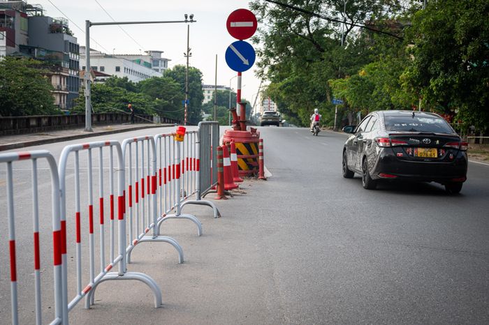  Sở Xây dựng Hà Nội đề nghị chủ đầu tư và đơn vị thi công phối hợp công an thành phố điều chỉnh hệ thống đèn tín hiệu tại một số nút giao trên đường đê Nguyễn Khoái; đồng thời xây dựng phương án rào chắn, triển khai các hạng mục cầu sau khi được cấp phép thi công đê điều. Tại những vị trí đã hoàn thành, rào chắn phải được thu gọn hoặc tháo dỡ, trả lại hiện trạng hạ tầng giao thông.