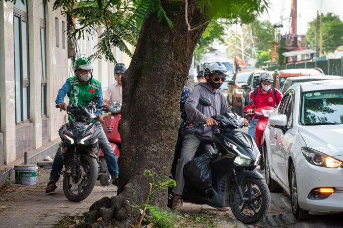 Trong những ngày đầu triển khai phân luồng giao thông, đường Trần Khánh Dư ghi nhận ùn ứ. Dòng phương tiện đổ về đường Trần Khánh Dư từ nhiều hướng khi đường đê Nguyễn Khoái đã được rào chắn phục vụ thi công dự án.