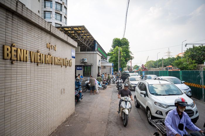  Tình trạng ùn tắc vào khung giờ cao điểm khiến việc đi lại của người khám, chữa bệnh tại Bệnh viện Hữu nghị Việt Xô và Bệnh viện Trung ương Quân đội 108 bị ảnh hưởng. 