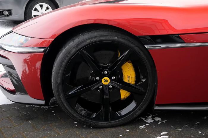  Theo tìm hiểu trước đó của Znews - Tri Thức, chiếc Ferrari 12Cilindri này đã được hoàn tất thủ tục hải quan tại Việt Nam vào tháng 5/2026, sở hữu màu sơn đỏ Rosso Imola cùng bộ mâm 21 inch sơn đen, kết hợp cùm phanh màu vàng Giallo. 