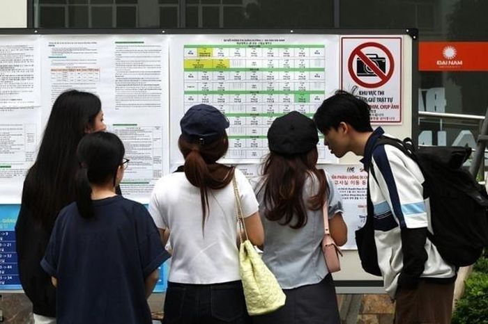  Thí sinh dự thi TOPIK tại trường Đại học Đại Nam. Ảnh: Korea Times.