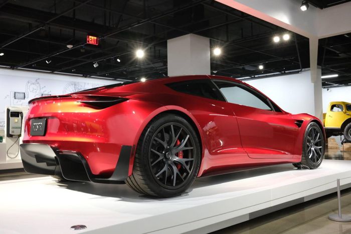 Tại sự kiện Tesla Semi vào tháng 11/2017, ông Elon Musk đã làm ngành công nghiệp ôtô "bùng nổ" với nguyên bản của chiếc Roadster thế hệ thứ hai. Tuy nhiên, vị tỷ phú này đã "bùng kèo" nhiều lần với những người đã đặt cọc mẫu EV này.