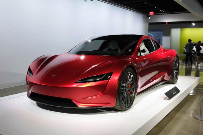 Một số nguồn tin cho biết mẫu xe điện Roadster thế hệ thứ hai của Tesla sẽ chốt ngày ra mắt ngay trong tháng 8/2026. Đặc biệt hơn, xe có thêm phiên bản SpaceX với hệ thống phản lực khí lạnh, vốn dành riêng cho ngành hàng không vũ trụ.
