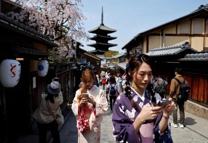  Du khách đi bộ trên đường phố gần chùa Kiyomizu-dera ở Kyoto, miền Tây Nhật Bản, năm 2023. Ảnh: Reuters. 