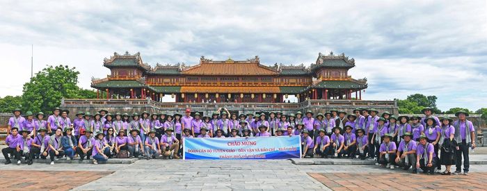Đoàn cán bộ tuyên giáo - dân vận, báo chí - xuất bản TP.HCM tham quan Kinh thành Huế trong chuyến về nguồn hồi tháng 8/2026.