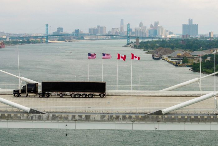  Cầu quốc tế Gordie Howe trị giá 4,7 tỷ USD, nối thành phố Windsor, tỉnh Ontario (Canada) với Detroit, bang Michigan (Mỹ) ngày 28/7. Ảnh: Reuters. 