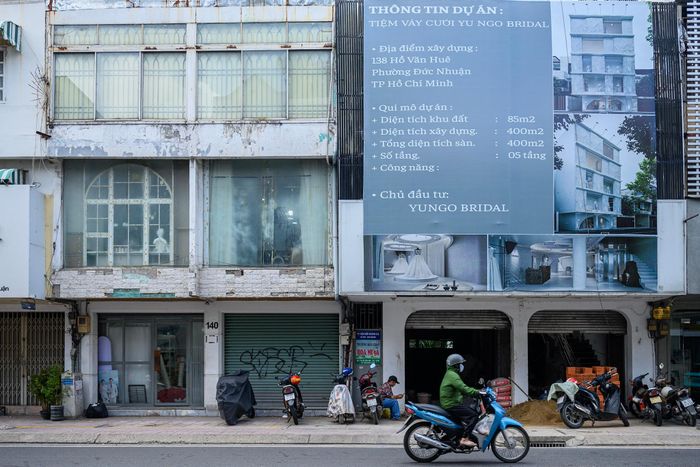 Trong khi đó, một mặt bằng 5 tầng đang được Yungo Bridal sửa chữa để chuẩn bị khai trương vào cuối tháng 8. Chị Tiền Ngô, chủ thương hiệu, cho biết thay vì mở một cửa hàng quy mô nhỏ hoặc chọn vị trí ở tuyến đường khác, Yungo Bridal quyết định đầu tư vào mặt bằng trên đường Hồ Văn Huê để nhanh chóng xây dựng độ nhận diện.