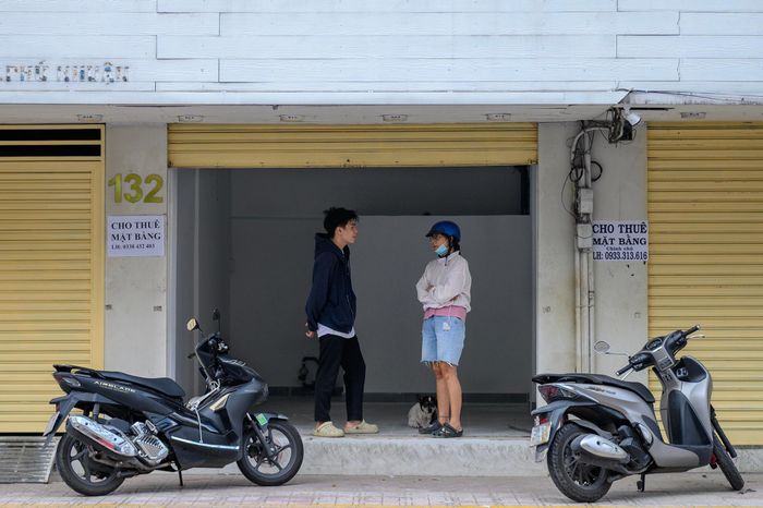  Hiện, giá thuê mặt bằng trên đường Hồ Văn Huê từ 7 triệu đến 40 triệu đồng/tháng, tùy diện tích. Trong hình là căn có bề ngang 3 m được chào thuê với giá 7 triệu đồng. Những mặt bằng có bề ngang khoảng 4-5 m có giá khoảng 22-30 triệu đồng, trong khi các căn dao động 7-10 m được cho thuê khoảng 35-40 triệu đồng.