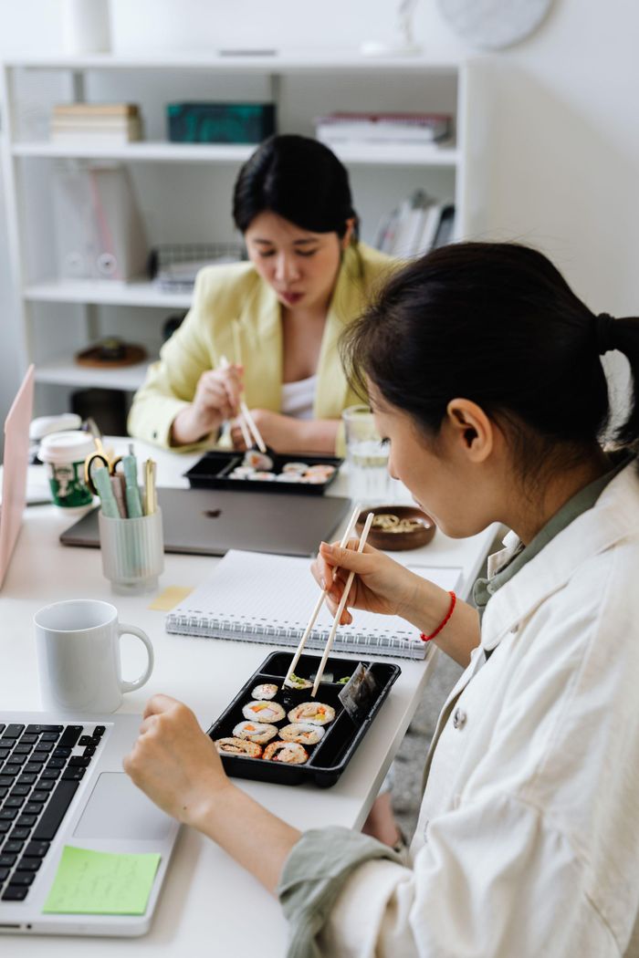 Bữa trưa công sở tưởng thoải mái nhưng vẫn có những giới hạn nhân viên nên biết khi ngồi cùng sếp. Ảnh: kaboompics/Pexels.