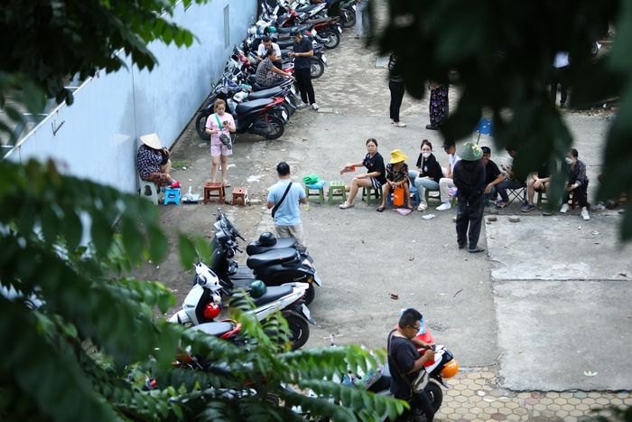  Nhiều cổ động viên tới sớm, xếp ghế, để lại đồ dùng cá nhân như một cách “đặt chỗ”, đánh dấu vị trí của mình. Những người tới sau phải xếp hàng. Ghi nhận lúc hơn 9h sáng, đã có trên dưới 70 cổ động viên xếp hàng. 