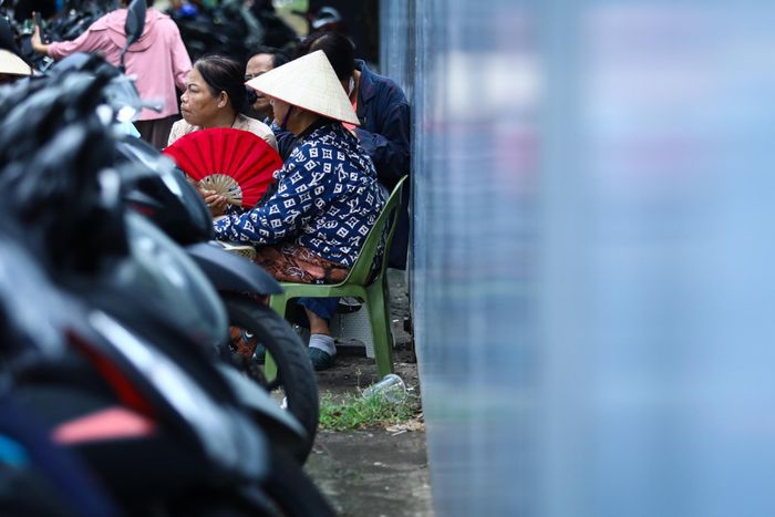  Nhiều người trong số này là những gương mặt quen thuộc, thường xuyên xuất hiện trong các buổi bán vé trước đây của đội tuyển và U23 Việt Nam. Họ cũng là nhóm người hâm mộ đến xếp hàng sớm nhất. 