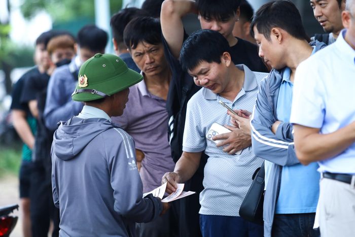  Một số phe vé chủ động rao bán với người hâm mộ đang xếp hàng. “Xếp thế này thì tới bao giờ mới mua được vé”, họ mời chào người hâm mộ để có vé ngay. 