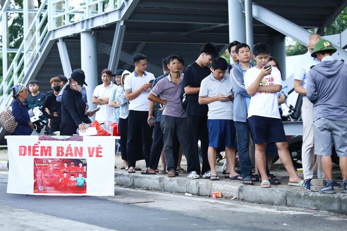  Một quầy bán vé không thuộc VFF được mở ngay cạnh hàng dài cổ động viên xếp hàng. 