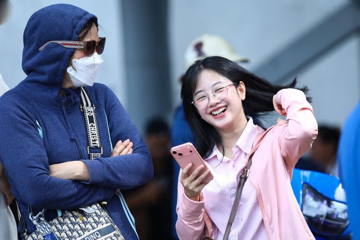  Một bạn nữ có mặt từ sớm để chờ mua vé trận đấu của tuyển Việt Nam. Nếu đội tuyển vào chung kết, thầy trò HLV Kim Sang-sik sẽ còn tối đa hai trận ở sân Mỹ Đình. 