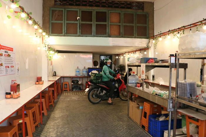 Shipper quay đầu xe ngay trong quán.