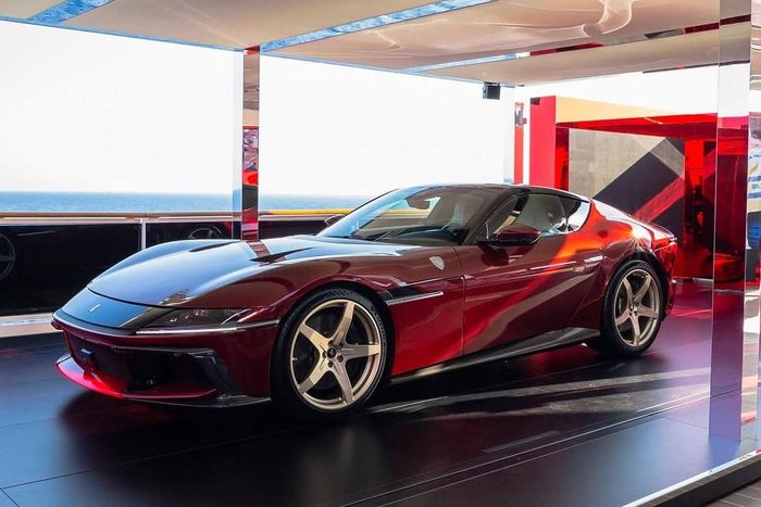 Trước đó, Ferrari đã giới thiệu siêu xe 12Cilindri Manuale với cần số dạng "gated" chữ H và bàn đạp côn, nhưng toàn bộ cơ cấu này vẫn hoạt động thông qua hộp số ly hợp kép 8 cấp tiêu chuẩn.