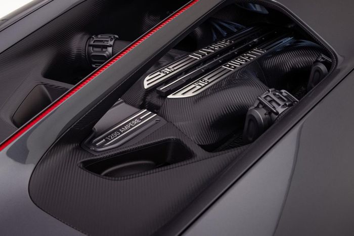 Trên thực tế, Bugatti Tourbillon được trang bị động cơ V16 hút khí tự nhiên dung tích 8.3L kết hợp 3 motor điện và hộp số ly hợp kép 8 cấp. Nếu được trang bị hộp số sàn đúng nghĩa, rất có thể cơ cấu hybrid này phải được thiết kế lại từ đầu.