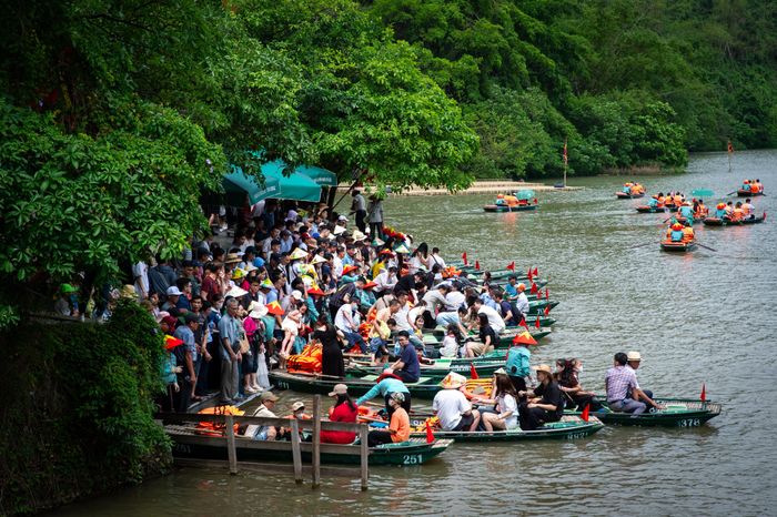  Du khách xếp hàng chờ đi thuyền tham quan Tràng An sáng 2/5. Ảnh: Đinh Hà. 