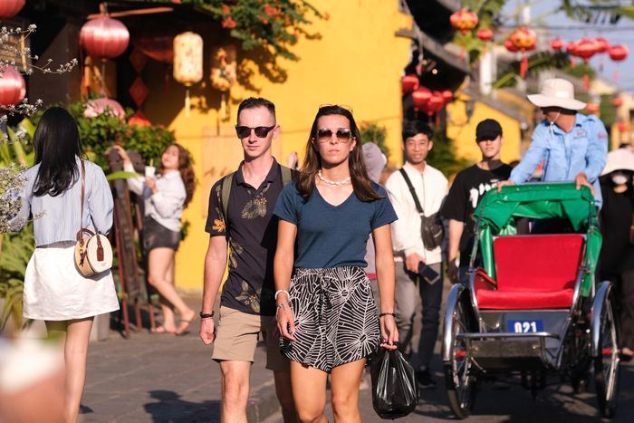  Du khách quốc tế khám phá phố cổ Hội An, tháng 8/2024. Ảnh: Linh Huỳnh.